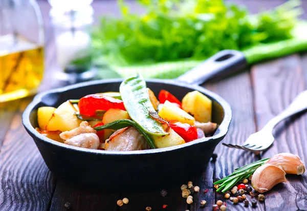 Carne fritta con verdure — Foto Stock