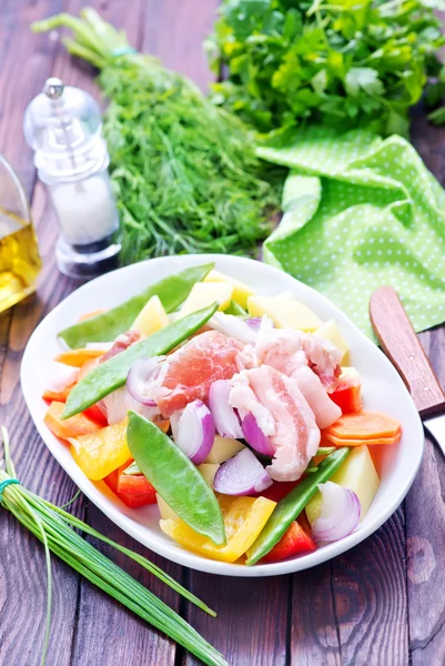 Rohes Fleisch mit Gemüse — Stockfoto