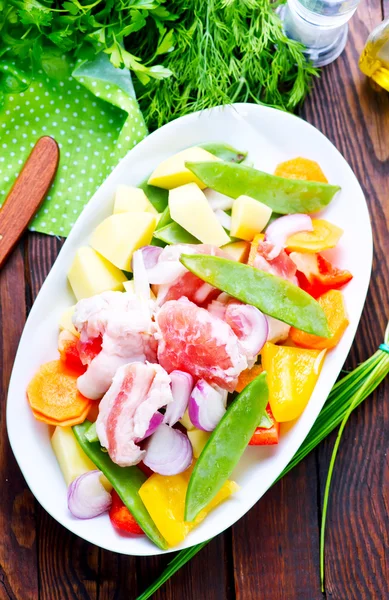 Carne cruda con verdure — Foto Stock