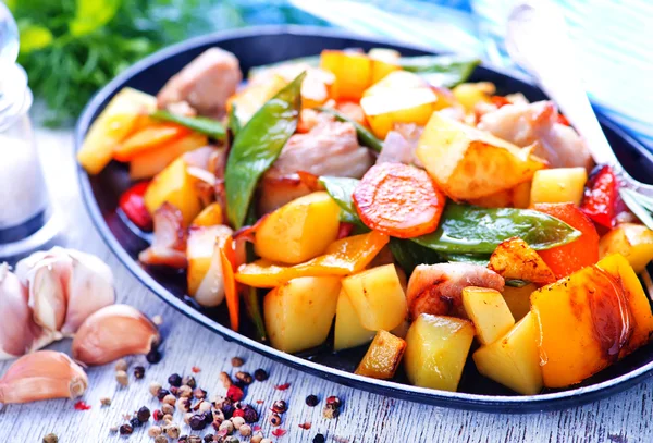 Fried meat with vegetables — Stock Photo, Image