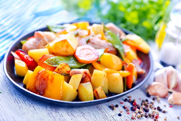 Carne fritta con verdure — Foto Stock