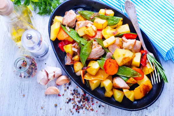 Carne frita com legumes — Fotografia de Stock