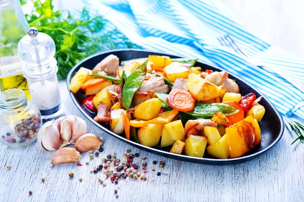 Fried meat with vegetables — Stock Photo, Image