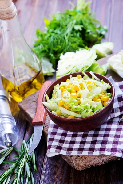 Ensalada con maíz en tazón — Foto de Stock