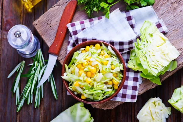 Салат с кукурузой в миске — стоковое фото