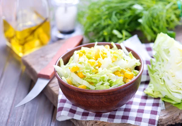 Салат с кукурузой в миске — стоковое фото
