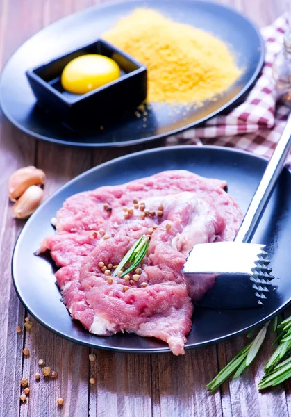Carne cruda con especias en el plato — Foto de Stock