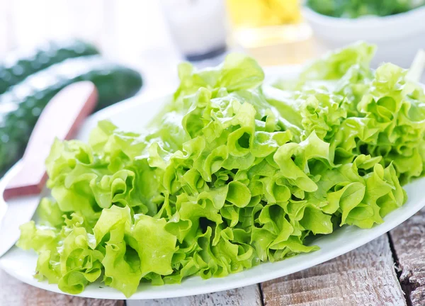 Lechuga fresca en el plato —  Fotos de Stock