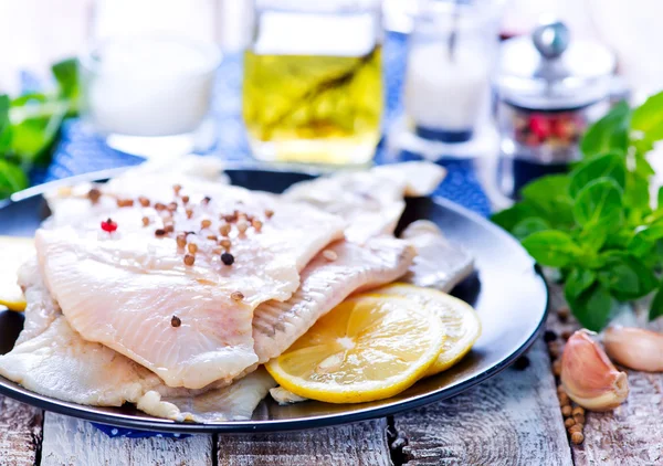 Aroma baharat ile çiğ balık — Stok fotoğraf