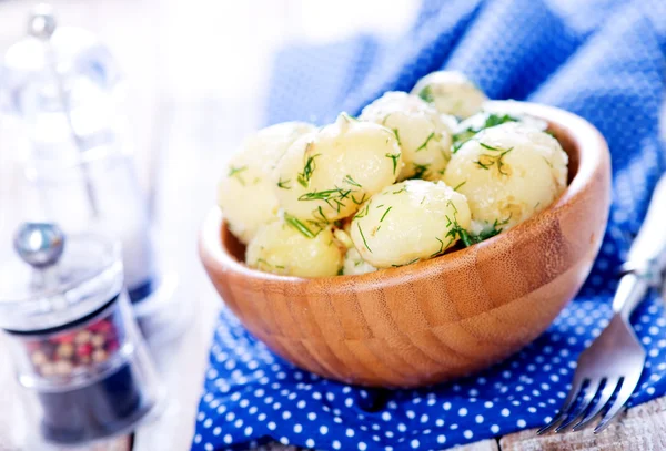 Pellkartoffeln in Schüssel — Stockfoto