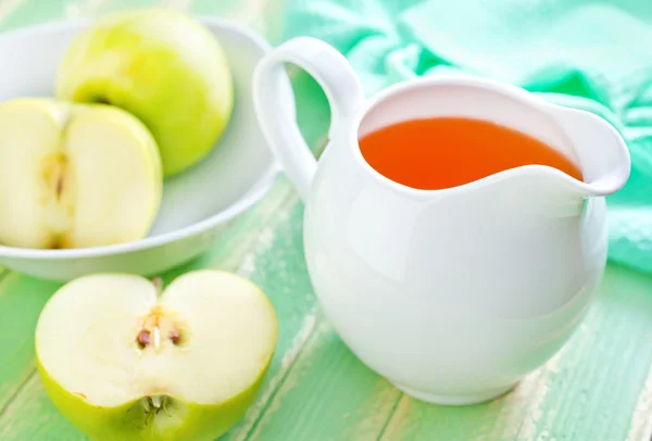 Вкусный яблочный сок — стоковое фото