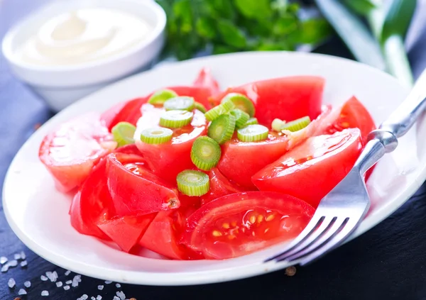 Ensalada de tomate en plato — Foto de Stock