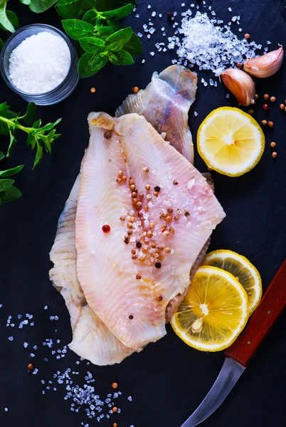Surowe ryby z aromatem przypraw — Zdjęcie stockowe