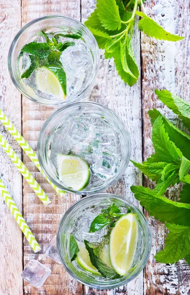 Kalter Mojito im Glas — Stockfoto