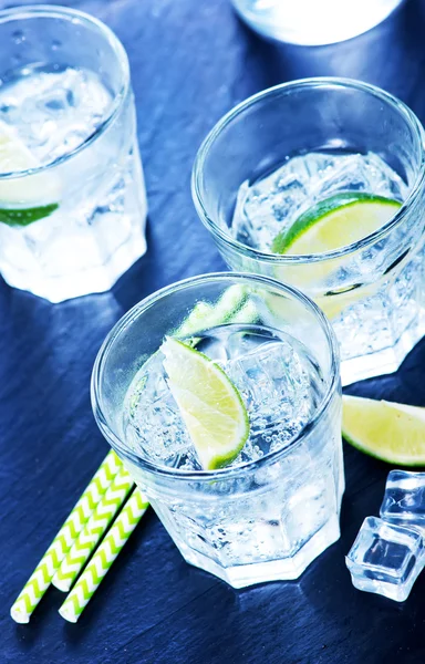 Agua con limón en el vaso —  Fotos de Stock