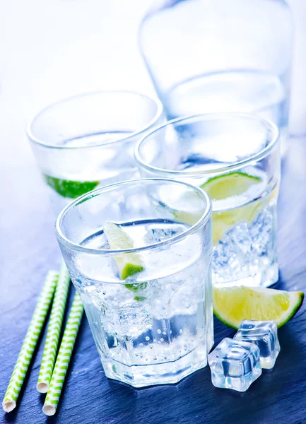 Agua con limón en el vaso —  Fotos de Stock