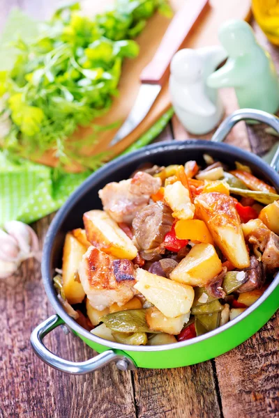 Carne frita con verduras —  Fotos de Stock