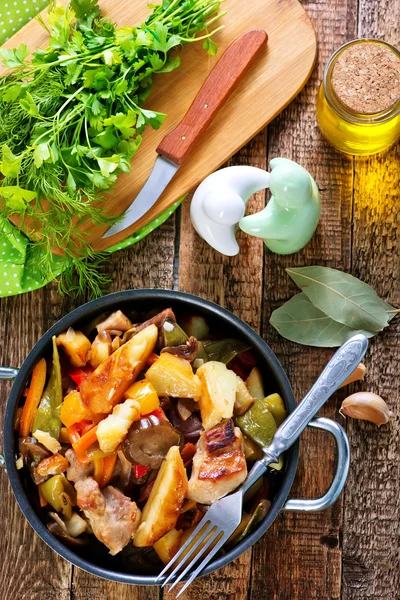 Carne frita con verduras — Foto de Stock