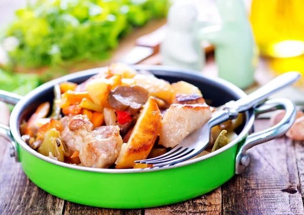 Fried meat with vegetables — Stock Photo, Image