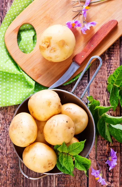 Patatas crudas en tazón —  Fotos de Stock