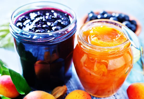 Süße Marmelade in Glasbanken — Stockfoto