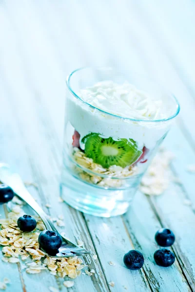 Oat flakes with cream and fruits — Stock Photo, Image