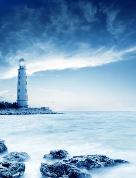 Mooie vuurtoren en zee — Stockfoto