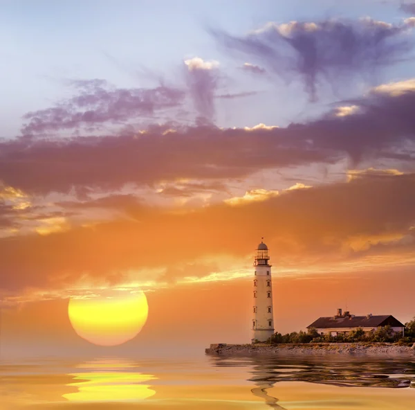 Красивый маяк и море — стоковое фото