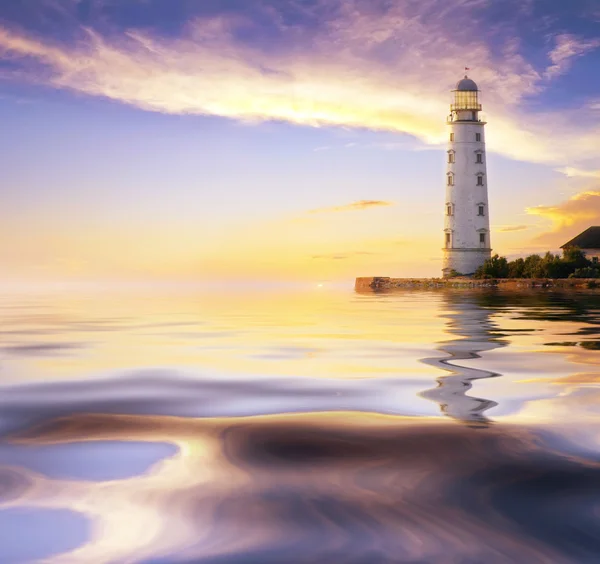 Belo farol e mar — Fotografia de Stock