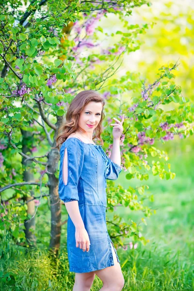 Porträt einer jungen Frau — Stockfoto