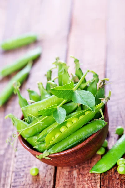 Green peas in bowl — Stock Photo, Image