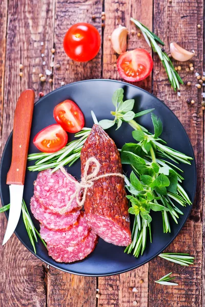 Salami fresco en el plato — Foto de Stock