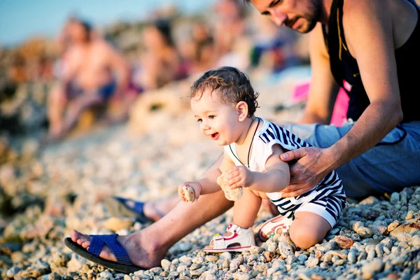 Chica con su padre en la playa — Foto de Stock