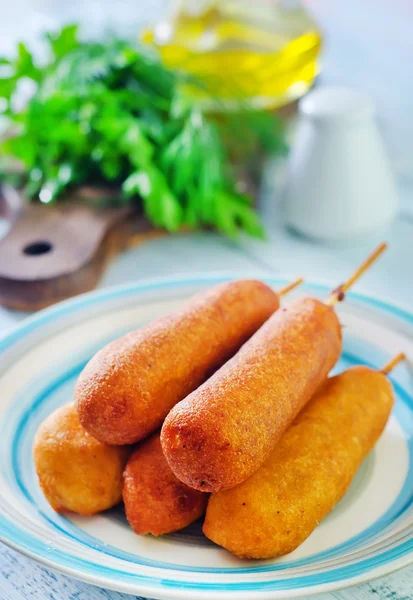 Sabroso corndogs en plato —  Fotos de Stock