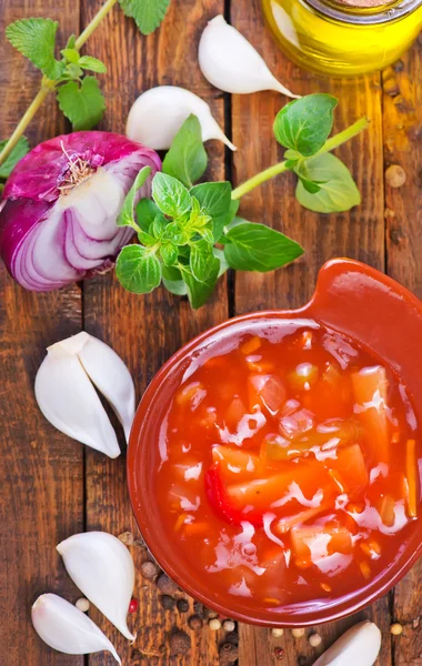 Sauce in Schüssel auf dem Tisch — Stockfoto