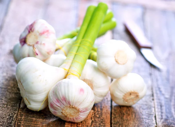 Garlic on the wooden table, — Stock Photo, Image