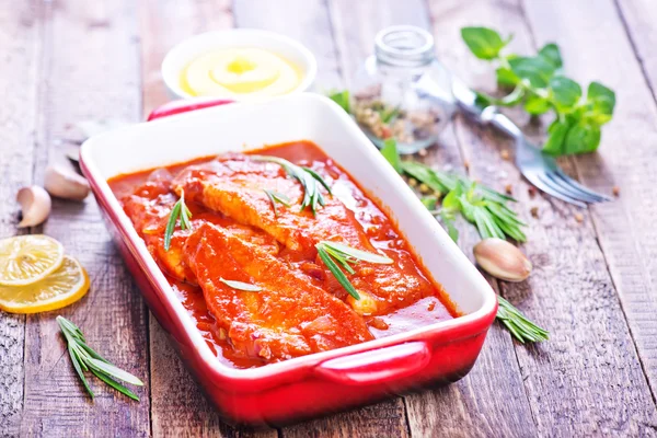 Pescado con salsa en tazón —  Fotos de Stock