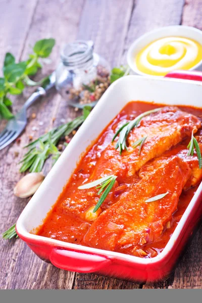 Poisson avec sauce dans un bol — Photo