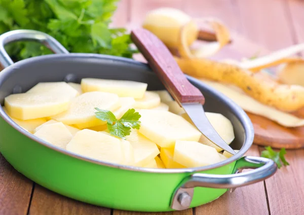 Сырой картофель в миске — стоковое фото