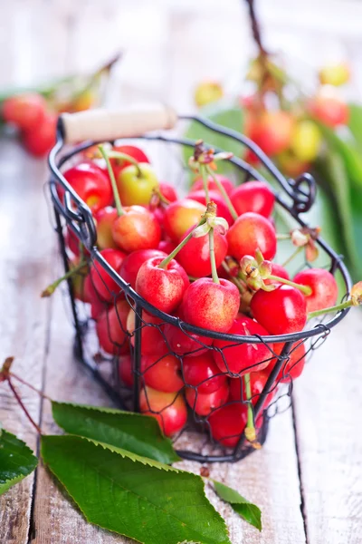 Cerezas en la mesa de madera —  Fotos de Stock