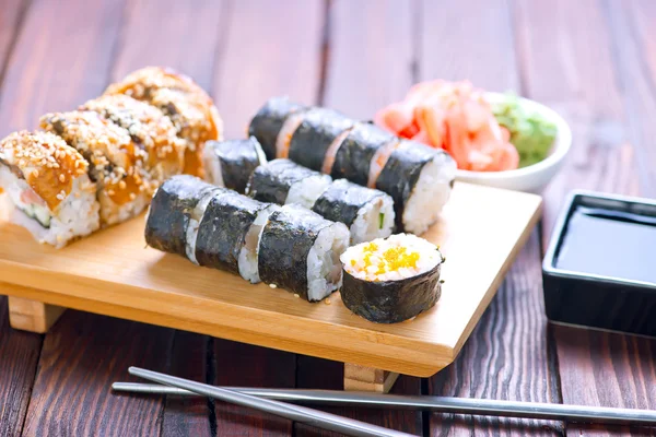 Frisches Sushi auf Tablett — Stockfoto