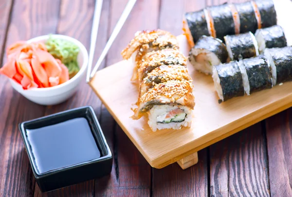 Frisches Sushi auf Tablett — Stockfoto