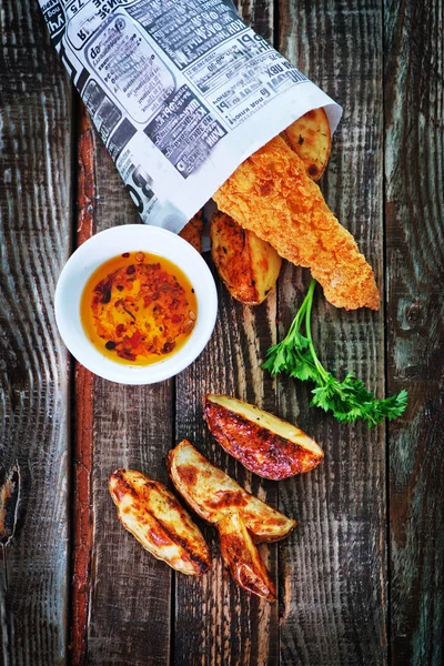 Peixe e batatas fritas na mesa Fotos De Bancos De Imagens Sem Royalties