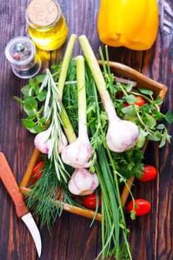 Sarımsak ve yeşil otlar