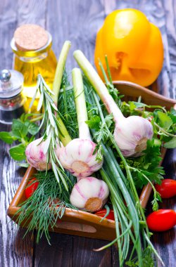 Sarımsak ve yeşil otlar