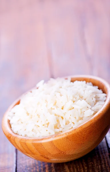 Варёный рис в миске — стоковое фото