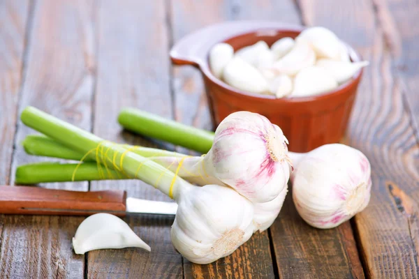 Fresh garlic in bowl — Stock Photo, Image