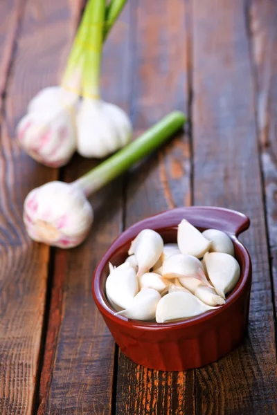 Fresh garlic in bowl — Stock Photo, Image