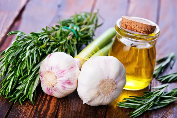 Garlic with olive oil — Stock Photo, Image