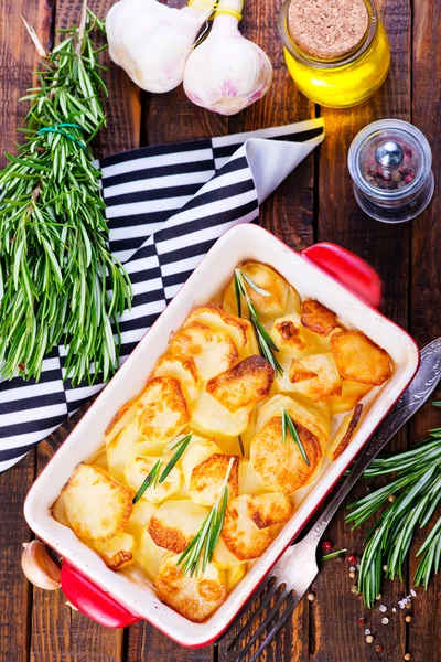 Patatas al horno en un tazón —  Fotos de Stock